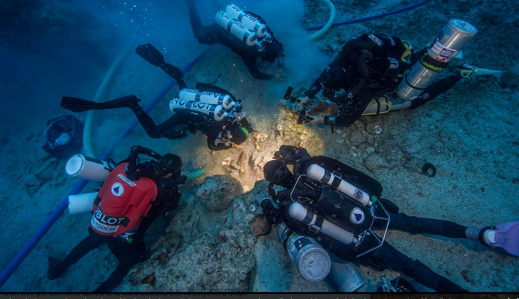Archaeologists Brendan Foley, Theotokis Theodoulou and Alex Tourtas excavate the Antikythera Shipwreck skeletal remains, assisted by Nikolas Giannoulakis and Gemma Smith © Brett Seymour, EUA/WHOI/ARGO