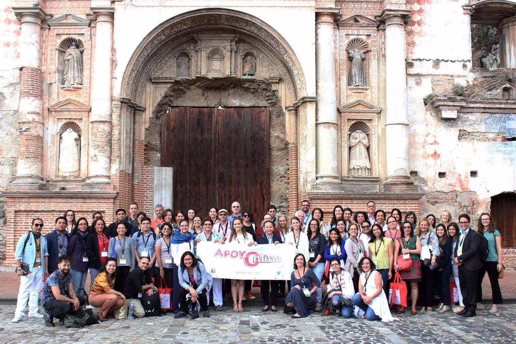 Group photo of conference participants at the APOYOnline 2018 Conference in Antigua, Guatemala. Image courtesy of APOYOnline