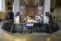 The on-site conservation studio is situated behind the altarpiece in full view of the public. Image by Villu Plink.