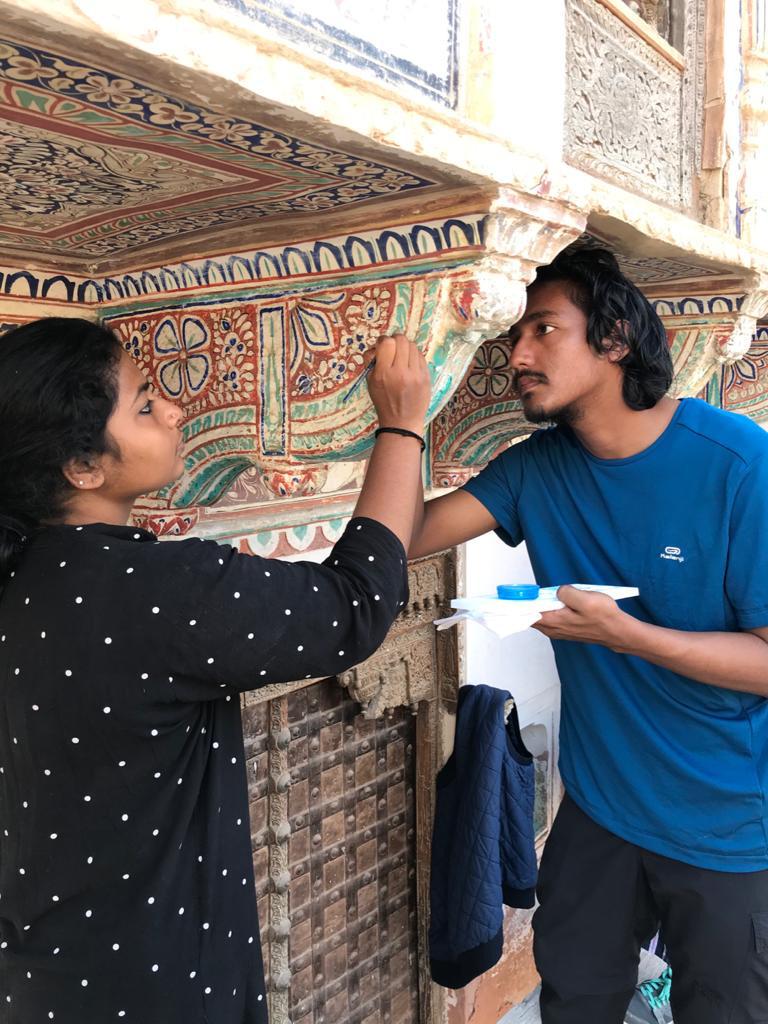 Students retouching the painted walls of the Gulab Rai ladia Haveli. Workshop TSP 2020. Mandawa. Image courtesy of The Shekhawati Project 