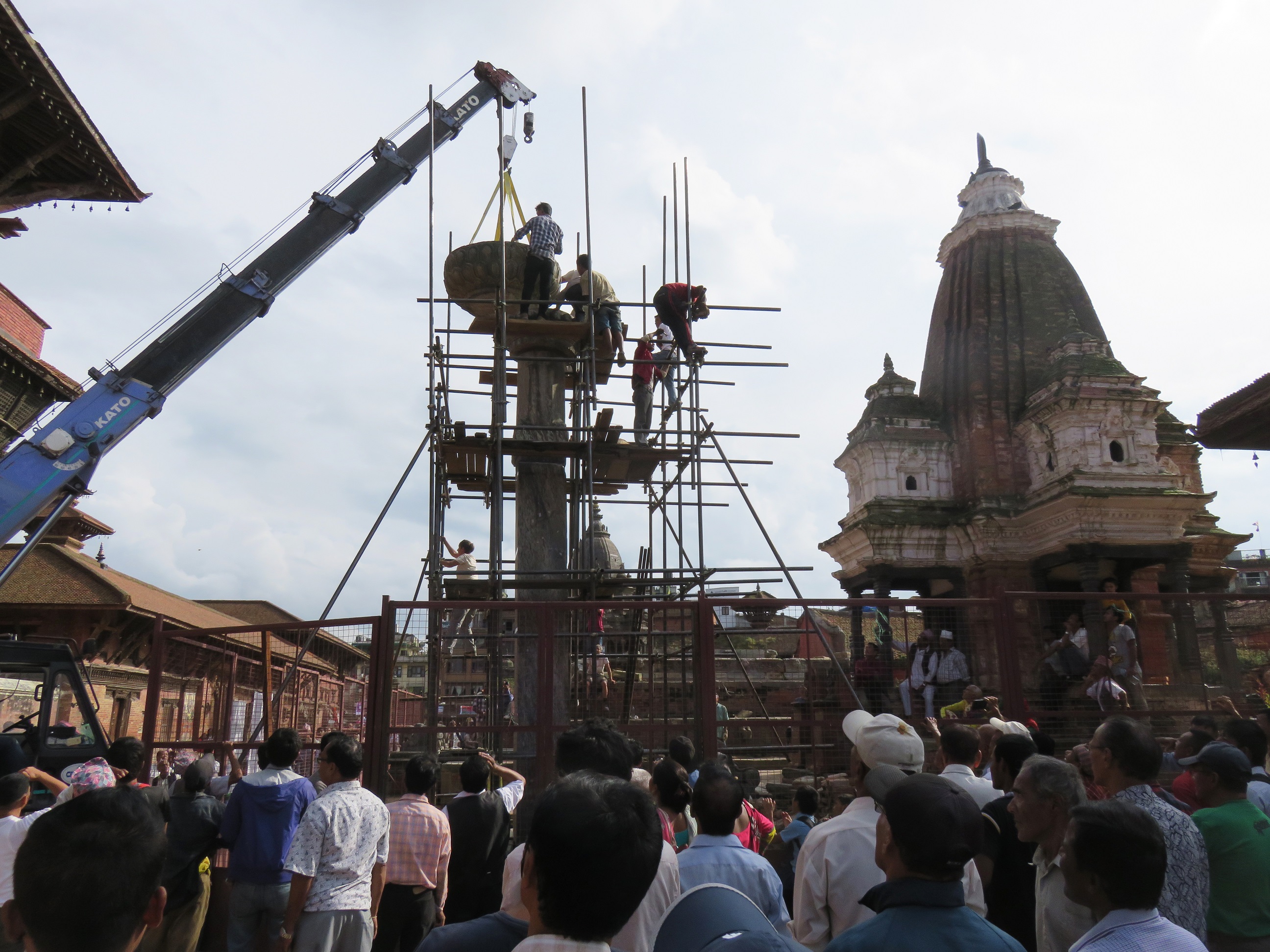 Re-erection of the Pillar of King Yoganarendra Malla on the Patan Durbar Square © Institute of Conservation, University of Applied Arts Vienna