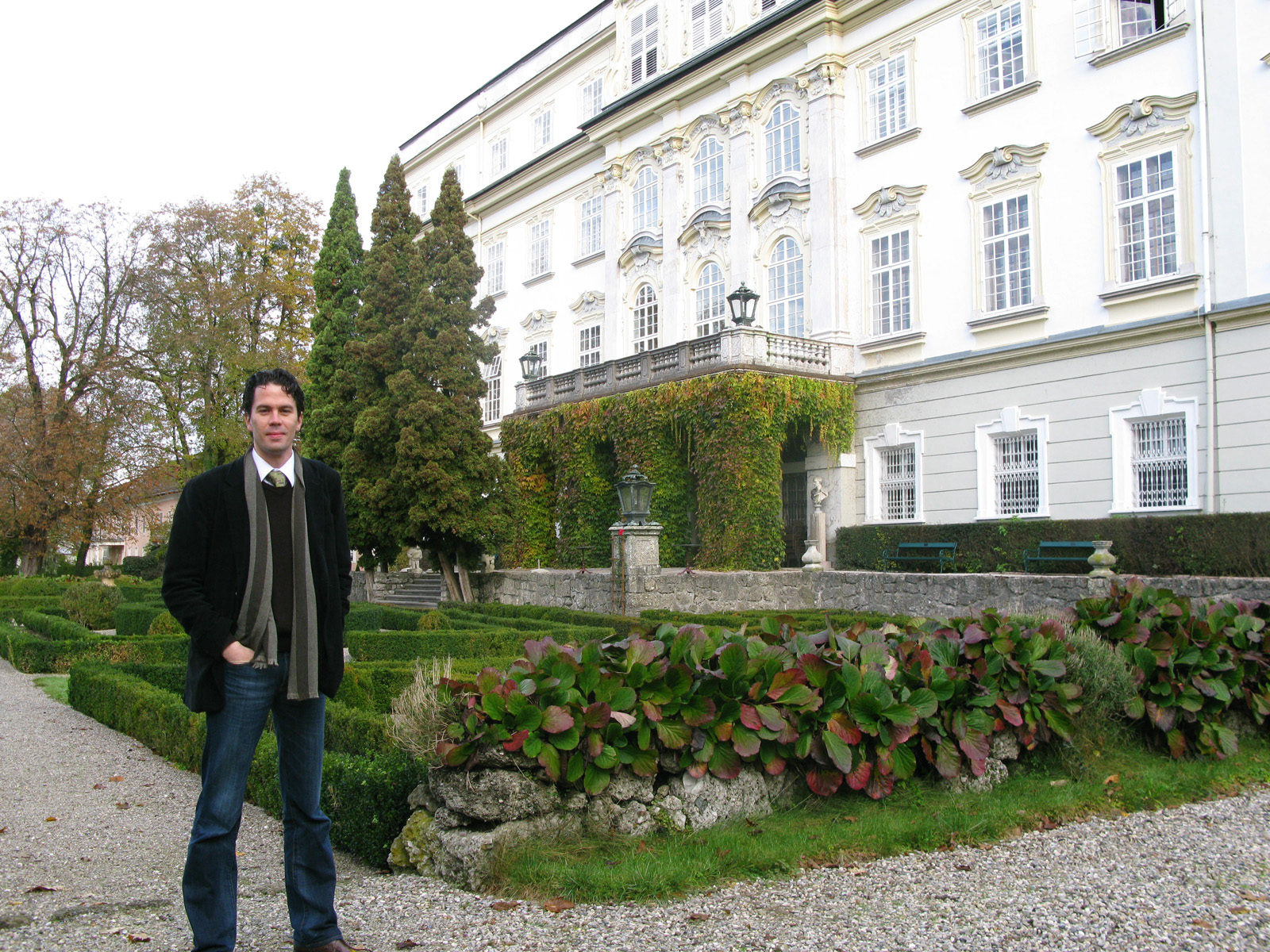Image of Richard in front of the schloss