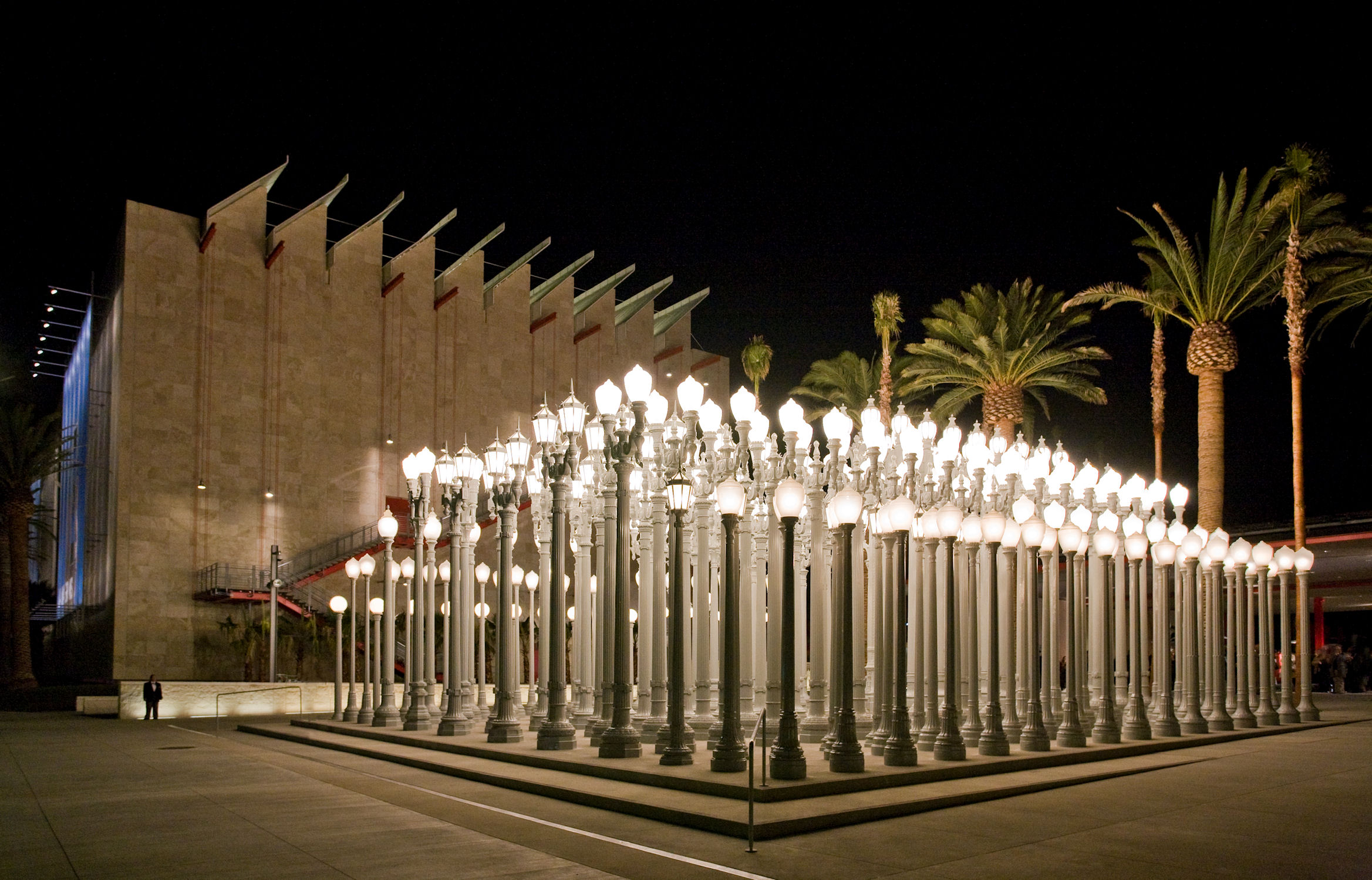 Chris Burden Urban Light, 2008, Los Angeles County Museum of Art, The Gordon Family Foundation's gift to "Transformation: The LACMA Campaign" (M.2007.147.1-.202) Photo © Museum Associates/ LACMA