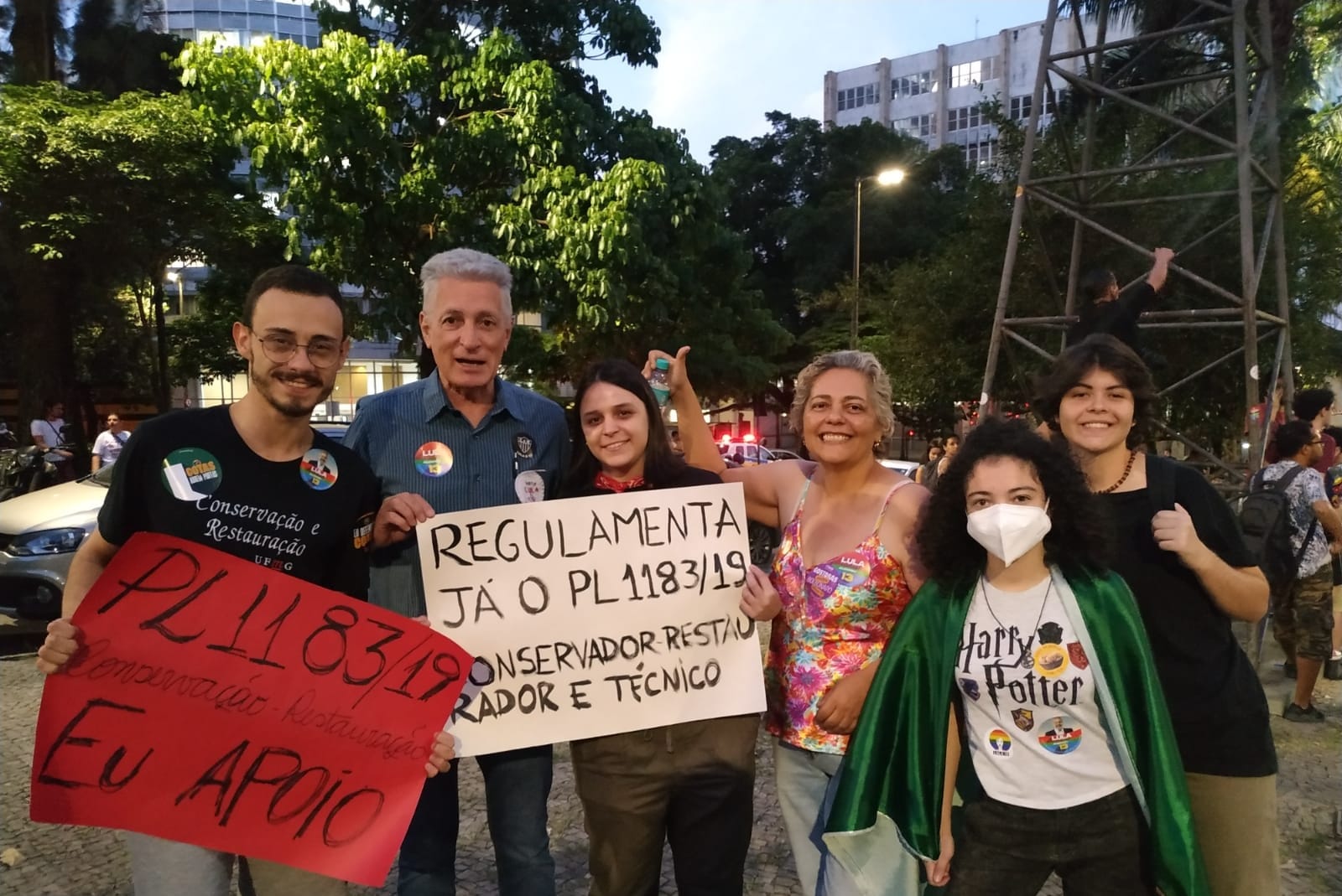 Federal University of Minas Gerais (UFMG) students with Congressman Rogério Correia (pictured second from the left), member of CTASP and 1.183/2019 Bill supporter.