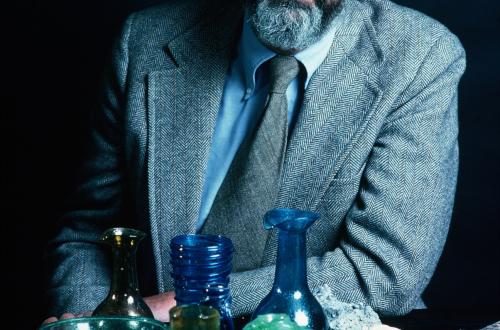 Bob Brill featured with Herat (Afghanistan) glass (1979). Image courtesy of The Corning Museum of Glass, Corning, NY.